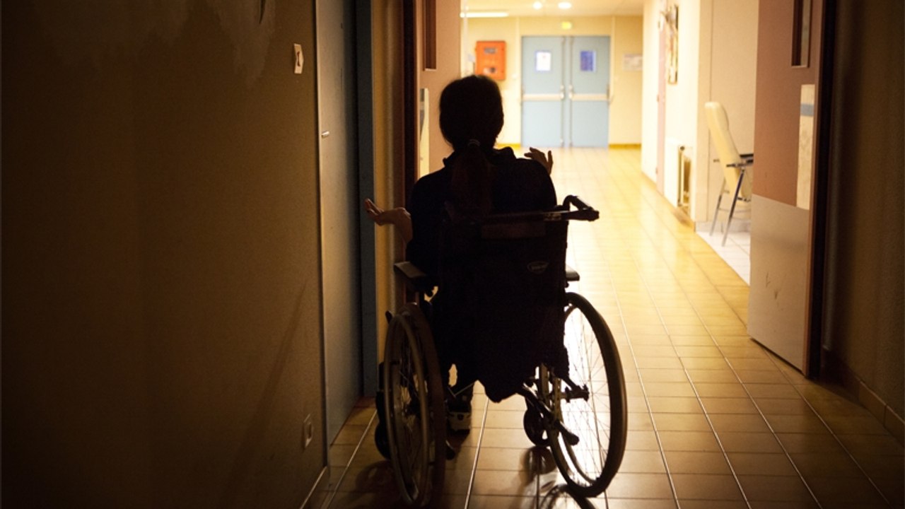 Mehrfache Falschdiagnose: Frau wird zu 'Stein-Menschen' und keiner hilft ihr!