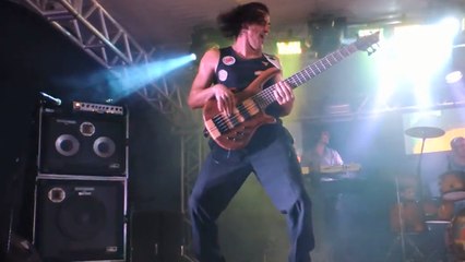 Ce bassiste a clairement le rythme dans la peau. Peut-être même un peu trop