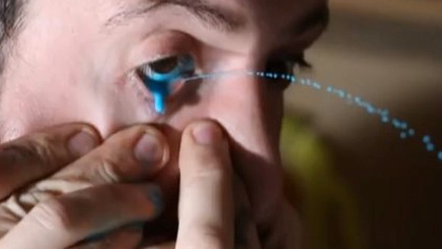 ''Eye's Painting'' : il peint avec... ses yeux !