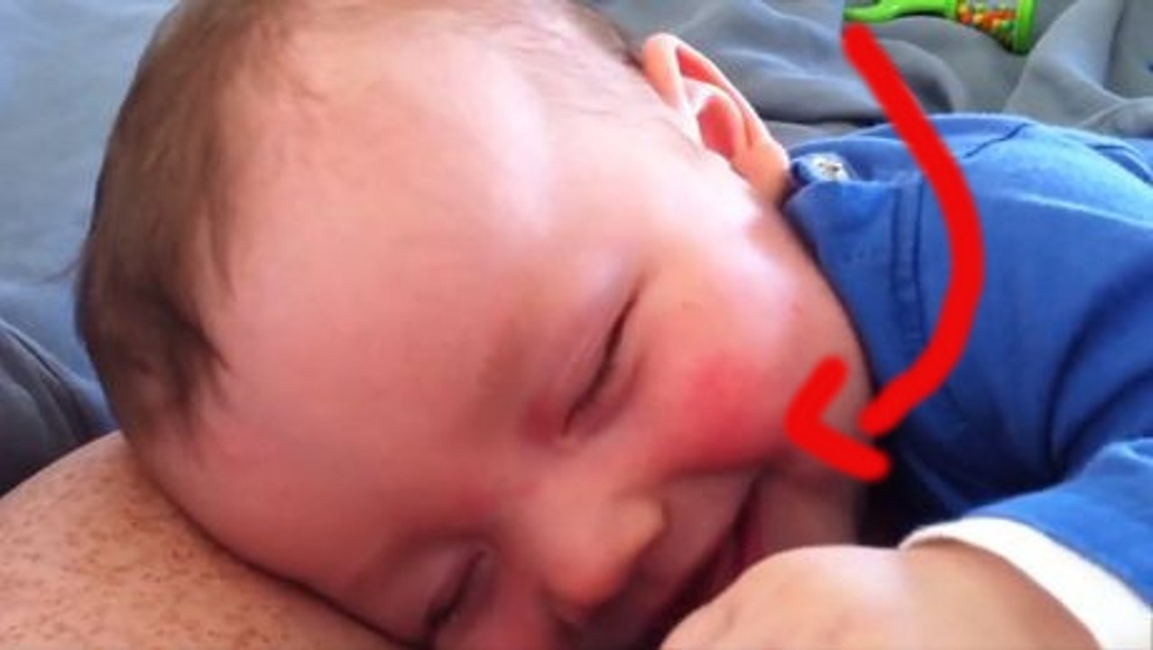 Un bébé rigole pendant son sommeil