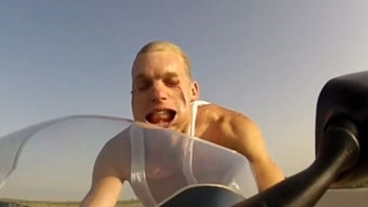 Les déformations d'un visage à 250 km/h en moto et sans casque