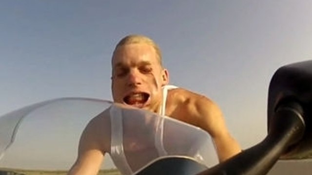 Les déformations d'un visage à 250 km/h en moto et sans casque