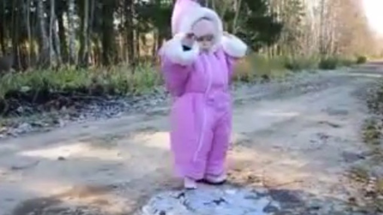 Un bébé découvre pour la toute première fois la neige