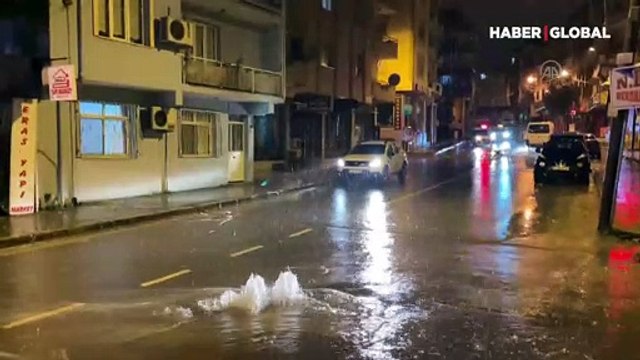 İzmir’i sağanak vurdu! Ev ve iş yerlerini su bastı, yol çöktü