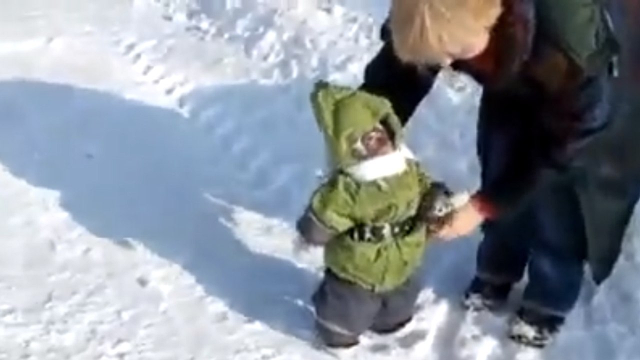 Un singe en combinaison de ski découvre la neige