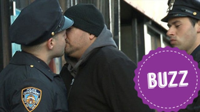 A New York, les policiers embrassent les personnes suspectes arrêtées dans la rue