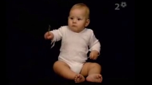 Un bébé fait déjà de la batterie comme un pro