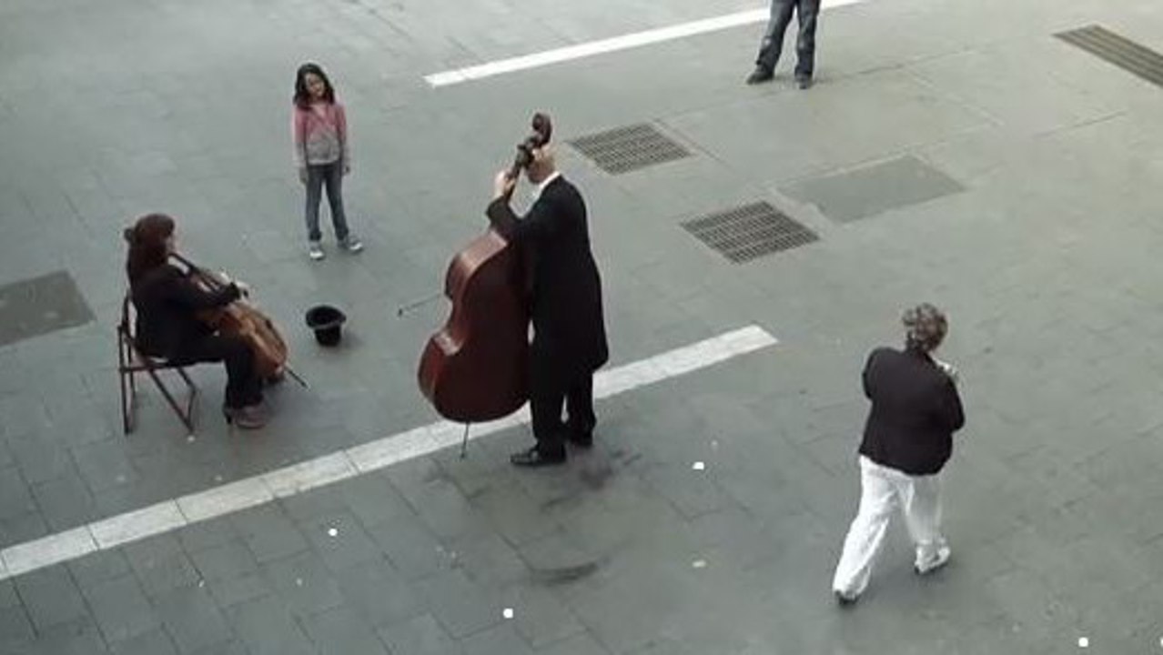 Une petite fille donne une pièce à un musicien de rue... et la magie opère !