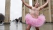 Il se photographie en tutu rose pour faire rire sa femme atteinte d'un cancer