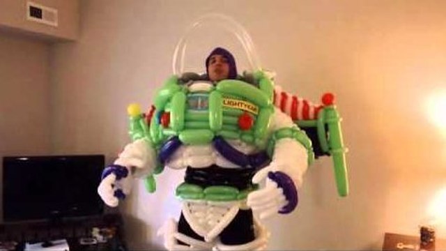 Un déguisement de Buzz l'éclair fait en ballons