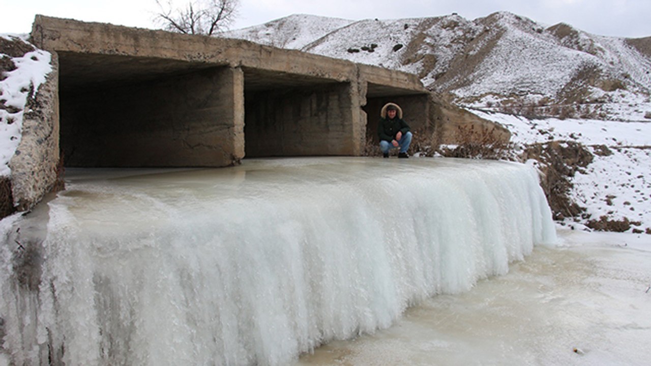 Buz tutan dereler görsel güzellikler oluşturuyor