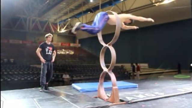 Cet acrobate défie les lois de la gravité. Ses figures sont incroyables