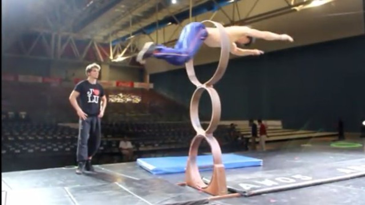 Cet acrobate défie les lois de la gravité. Ses figures sont incroyables