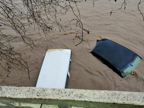 Kocabaş Çayı taştı; otoparktaki araçlar su altında kaldı