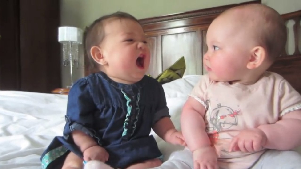Ces deux bébés sont presque comme nous. Ils discutent déjà entre eux