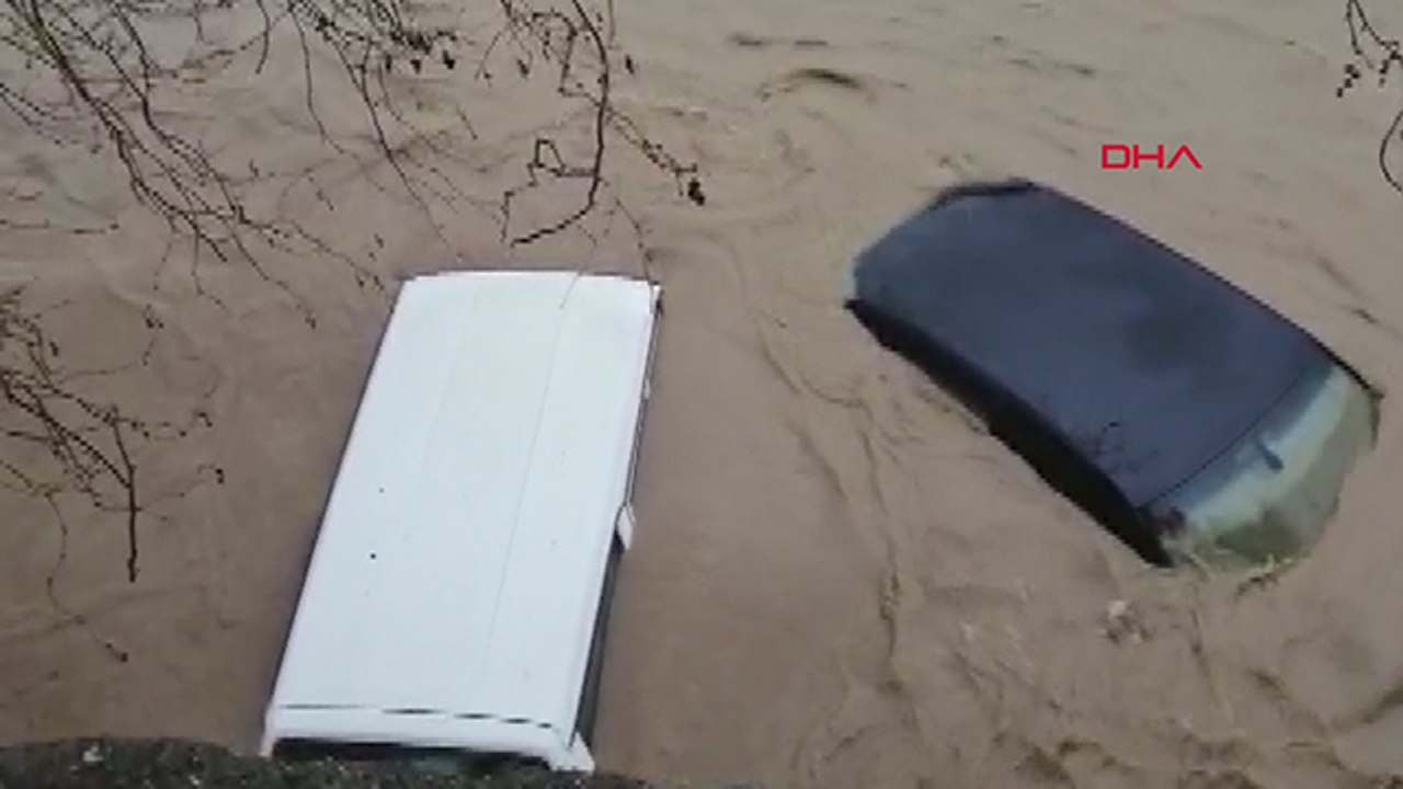 Biga'da Kocabaş Çayı taştı, otoparktaki araçlar su altında kaldı