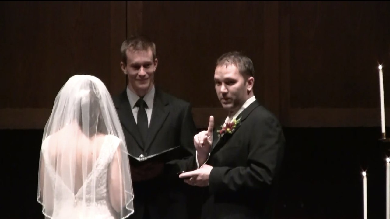 Cet homme va interrompre sa cérémonie de mariage. Vous ne devinerez jamais pourquoi