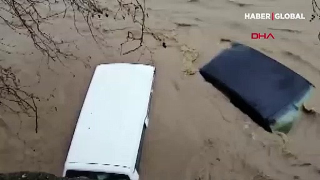 Çanakkale Biga'da Kocabaş Çayı taştı, otoparktaki araçlar su altında kaldı