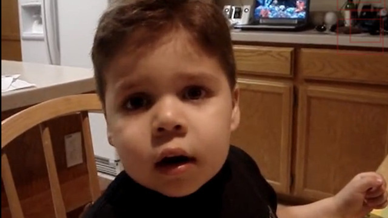 Cette maman donne son goûter à son fils. Elle ne s'attendait pas à ce qu'il lui dise cela