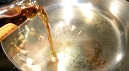 Cet homme verse de la bière dans une poêle. Il ne s'attendait pas à ce qui va suivre