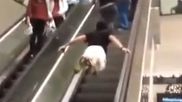 Cet homme se prend pour Superman dans l'escalator
