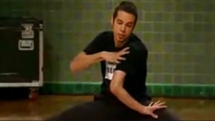Cet homme se retrouve dans une drôle de position. Qu'est-il en train de faire ?