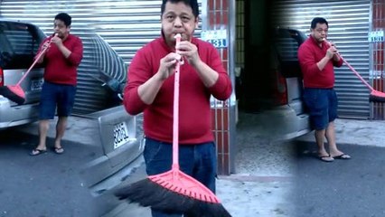 Il fait de la musique avec un un balai. Vous n'en reviendrez pas