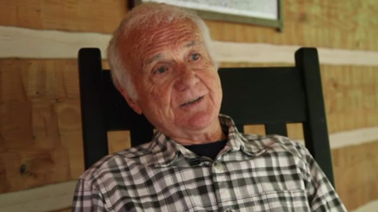 Irre Karriere: Ihr erratet nie, was dieser 85-jährige Priester heute beruflich macht!