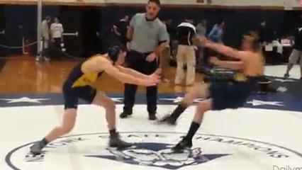 Ce lutteur gagne un combat en se servant de quelque chose de spécial