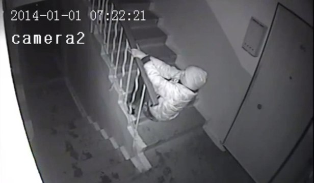 Ivre, ce jeune homme galère pour monter les escaliers