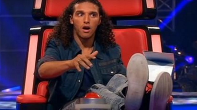 Cet homme possède une voix incroyable. Vous n'allez pas en revenir