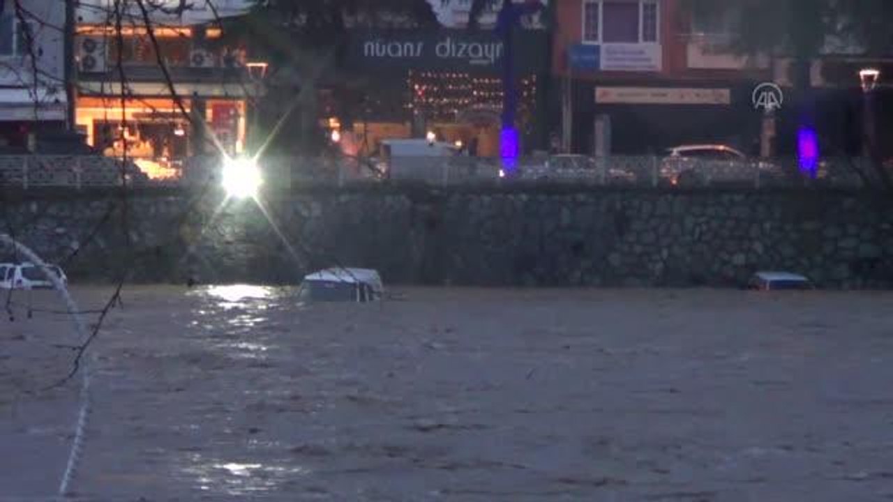 Çanakkale'de aşırı yağışlar nedeniyle Kocabaş Çayı taştı