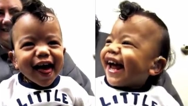 Ce bébé entend ses parents pour la première fois. Sa réaction est émouvante