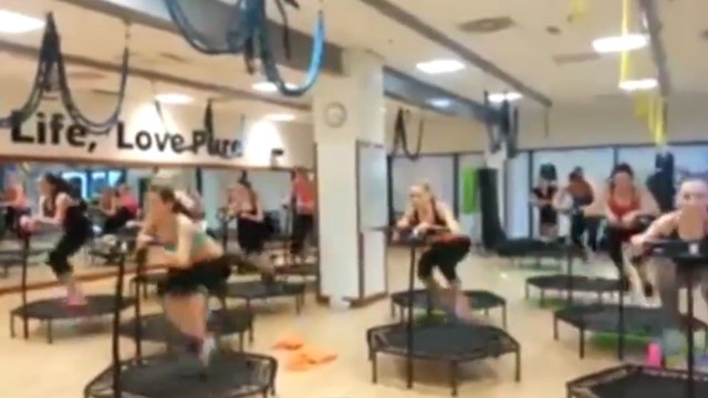 Cette séance de fitness est vraiment surprenante. Les exercices sont hallucinants
