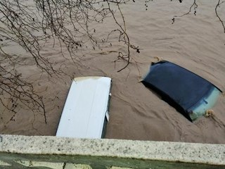 Kocabaş Çayı taştı; otoparktaki araçlar su altında kaldı