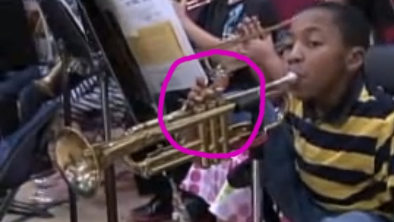 Né sans bras, un enfant est le roi de la trompette grâce à son courage