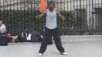 Un Break Dancer fait le buzz sur les Champs Elysées