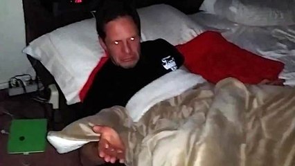 Cet homme est réveillé d'une étrange manière, et sa réaction est sans appel