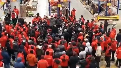 Migros Esenyurt Deposu’nda çalışan işçiler yüzde 8'lik zamma karşı iş bıraktı