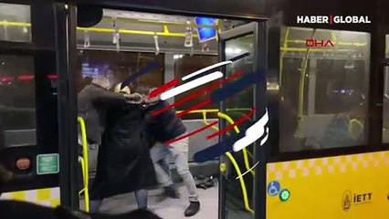 Metrobüsteki bıçaklı dehşet kamerada