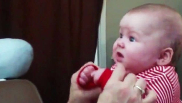 Ce bébé partage un moment avec sa maman. Cela ne va pas se passer comme prévu