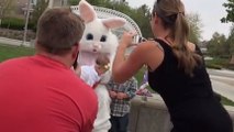 Des parents voulaient photographier leurs enfants avec un lapin. Mais rien ne s'est passé comme prévu