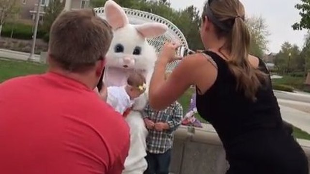 Des parents voulaient photographier leurs enfants avec un lapin. Mais rien ne s'est passé comme prévu