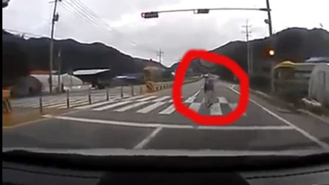 Cet automobiliste a sauvé la vie d'un piéton d'une façon incroyable. Un véritable héros