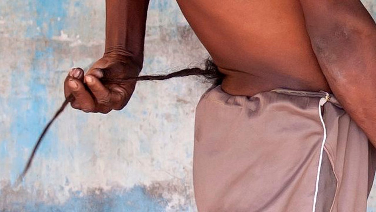 En Inde, cet homme est un Dieu vivant. La raison va vous faire halluciner