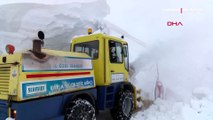 Kar kalınlığı 7 metre: 1 kilometre 2 saatte temizleniyor