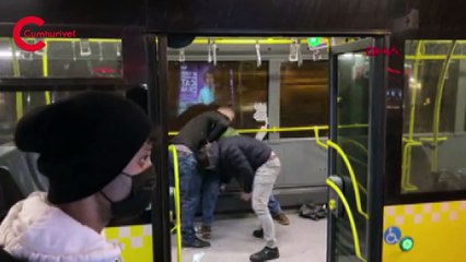 Metrobüste bıçaklı kavga kamerada