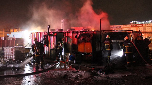 2 kişinin kaldığı konteyner alev alev yandı