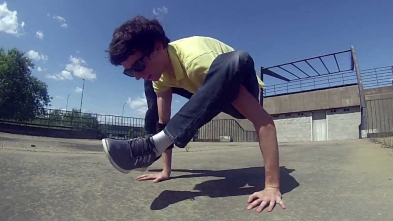 Cet homme est un véritable contorsionniste. Son talent est époustouflant