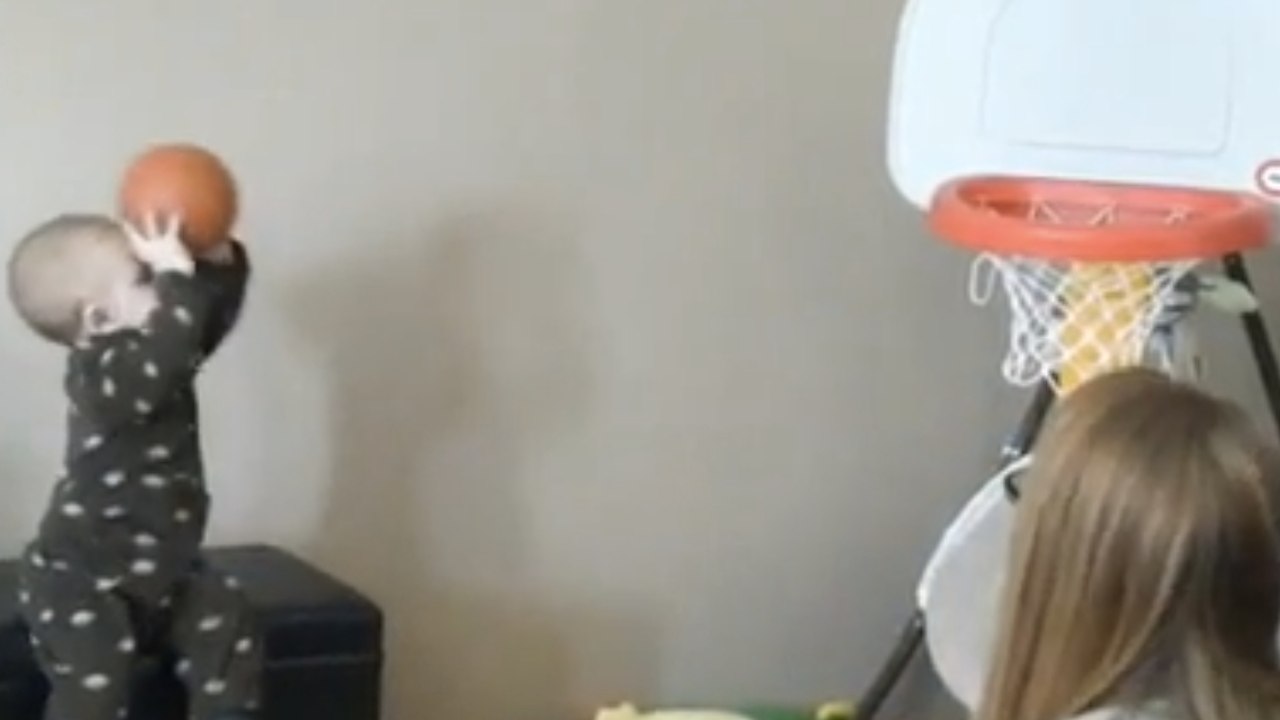 A 15 mois, ce bébé joue mieux que vous au basket
